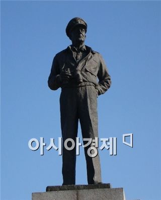 인천 중구 자유공원에 서 있는 맥아더 장군 동상. /사진제공=인천시