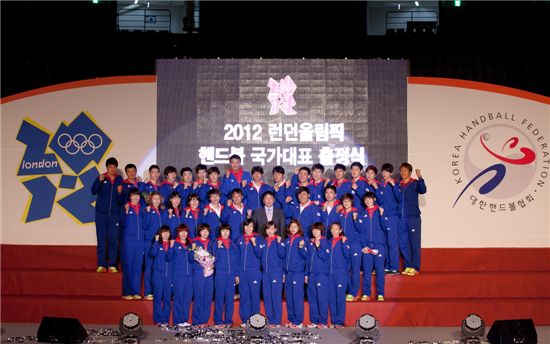 런던올림픽 핸드볼 국가대표 출정식 단체사진. 최태원 SK그룹 회장(앞에서 두번째줄 가운데)과 핸드볼 국가대표 선수들. 