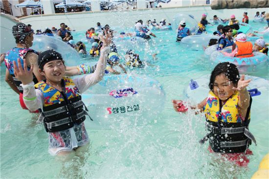지난 1~2일 쌍용건설 임직원 자녀들이 강원도 횡성군에서 열린 '꾸러기 캠프'에 참가해 물놀이를 즐기고 있다.