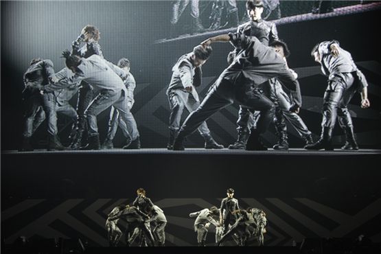 K-pop duo TVXQ!'s U-know Yunho (left) and Max Changmin (right) dance with back dancers in front of a big screen at "SMTOWN LIVE WORLD TOUR III" held at the Tokyo Dome in Tokyo, Japan between August 4 and 5, 2012. [SM Entertainment]