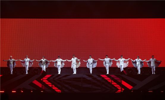 Boy band Super Junior members performing at "SMTOWN LIVE WORLD TOUR III" held at the Tokyo Dome in Tokyo, Japan between August 4 and 5, 2012. [SM Entertainment]