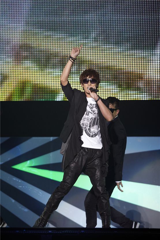 Korean singer Kangta puts on his solo performance at "SMTOWN LIVE WORLD TOUR III" held at the Tokyo Dome in Tokyo, Japan between August 4 and 5, 2012. [SM Entertainment]