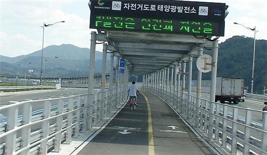 대전~유성간 자전거도로 태양광시설 전경