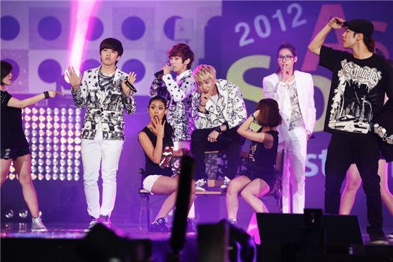 B1A4 members Sandeul (left), Jinyoung(second to left), Baro(seond to right), CNU (right) perform at the 2012 Asia Song Festival held during The Expo 2012 Yeosu Korea in Jeolla Provinceon August 4, 2012. [KOFICE]