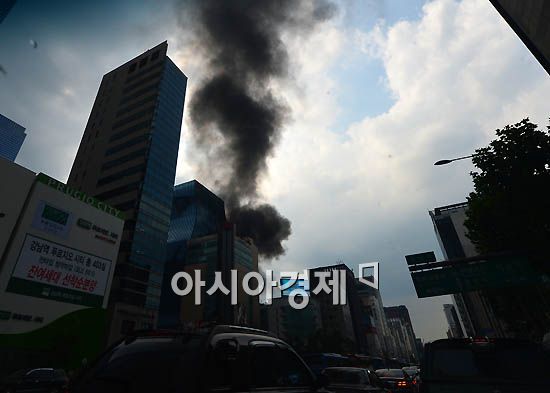 [포토]강남역 화재 현장의 검은 연기