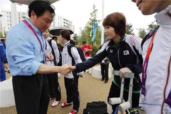최태원 SK그룹 회장(사진 왼쪽)이 런던올림픽 한국 선수촌을 방문, 여자 핸드볼 대표팀을 격려하고 있는 모습. 