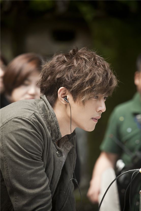 Singer and actor Kim Hyun-joong is seen monitoring his scenes in new TV series "City Conquest," in the photo released by his agency, KEYEAST, on August 7, 2012. [KEYEAST] 