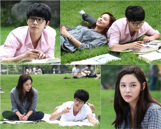 Actor Song Joong-ki and actress Park Si-yeon chat on the grass at Seoul Women’s University in Seoul on July 28, while shooting for "Good Man" set to hit the airwaves in September, 2012. [YTree Media]
