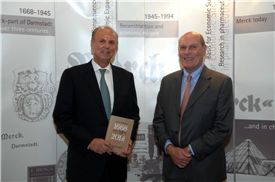 머크 독일본사 파트너위원회의 프랭크 스탄겐베르그 하버캄 회장(사진 오른쪽)과 한국머크 대표 유르겐 퀘닉(사진 왼쪽)이 머크의 경영철학을 담은 한국어판 히스토리 북 ‘머크웨이’를 소개하고 있는 모습.