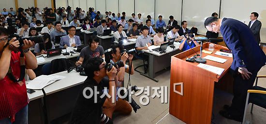 [포토]허리 숙여 인사하는 박재완