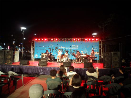 지난 4일 광진구 능동로 건대 앞 분수광장에서 열린 아트 브리지 공연에 참여한 ‘스타치스’ 공연 모습
