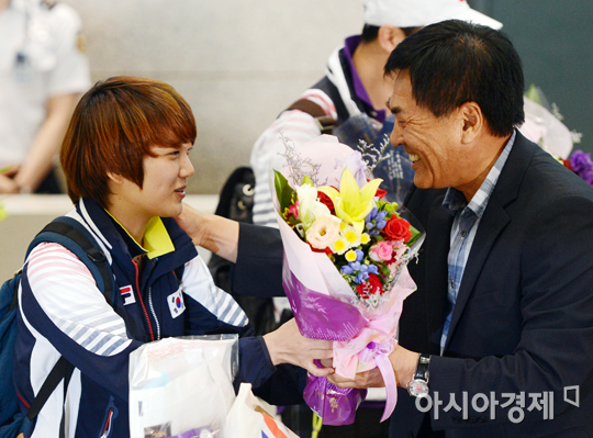 [포토] 축하 꽃다발 받는 김장미 '수줍은 표정으로'