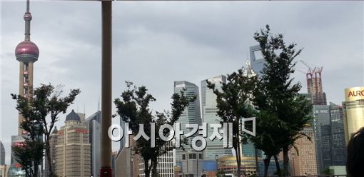 동방명주(왼쪽)가 있는 상하이 푸동지구에 건물(오른쪽)이 세워지고 있다.