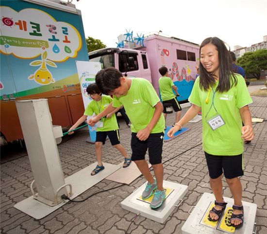 에코롱롱 캠프에 참가한 어린이들이 운동과 놀이를 통해 전기를 만드는 체험을 하는 모습.  
 
