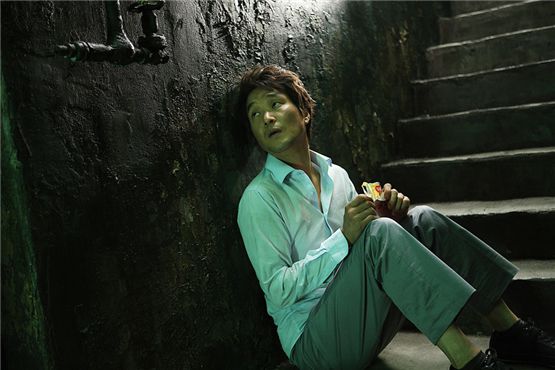 Actor Han Suk-kyu in a scene of thriller "Villain and Widow" released in Korea on November 24, 2011. [Sidus FHN]