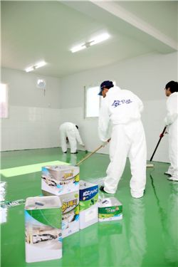 KCC, 1사1촌 자매마을에 '도장공사' 지원