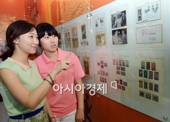 [포토]2012 대한민국 우표 전시회 관람하는 시민들
