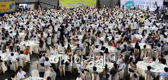 [포토]원탁에 모인 시민들 '복지기준 논의 중'