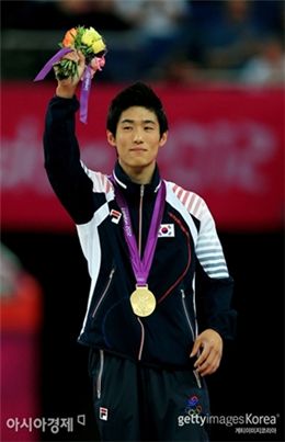 ▲7일(한국시간) 새벽 영국 런던 노스그린위치 아레나에서 열린 '2012 런던올림픽 체조 남자 도마' 부문에서 한국 체조 역사상 첫 올림픽 금메달을 딴 양학선이 시상식에서 기념촬영을 하고 있다.