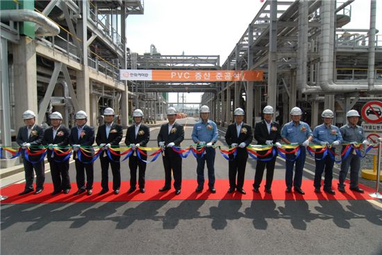 방한홍 한화케미칼 대표(왼쪽에서 여섯번째)와 임직원이 여수 PVC 증설공장 준공식에서 테이프커팅을 하고 있는 모습. 