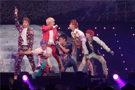 BEAST members Lee Gi-kwang (top left), Son Dong-woon (top center), Yang Yo-seop (top right), Yong Jun-hyung (bottom left), Yoon Du-jun (bottom center) and Jang Hyun-seung (bottom right) perform at their 2nd fan meeting dubbed, "The 2nd BEAST FAN MEETING in JAPAN," at the Saitama Arena in Saitama on August 8. [Cube Entertainment's official Facebook webpage]