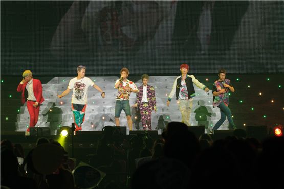 BEAST members Son Dong-woo (left), Yong Jun-hyung (second to left), Yang Yo-seop (center), Lee Gi-kwang (third to right), Jang Hyun-seung (second to right) and Yoon Du-jun (right) perform their songs "SHOCK," "Soom" and "BAD GIRL" at their 2nd fan meeting dubbed, "The 2nd BEAST FAN MEETING in JAPAN," at the Saitama Arena in Saitama on August 8. [Cube Entertainment's official Facebook webpage]