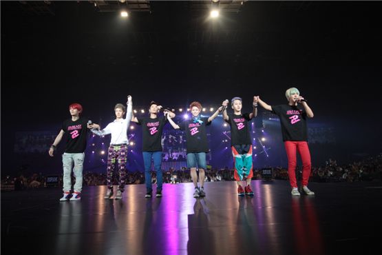 BEAST members Jang Hyun-seung (left), Lee Gi-kwang (second to left), Yoon Du-jun (third to left), Yang Yo-seop (third to right), Yong Jun-hyung (second to right) and Son Dong-woo (right) take a bow at their 2nd fan meeting dubbed, "The 2nd BEAST FAN MEETING in JAPAN," at the Saitama Arena in Saitama on August 8. [Cube Entertainment's official Facebook webpage]