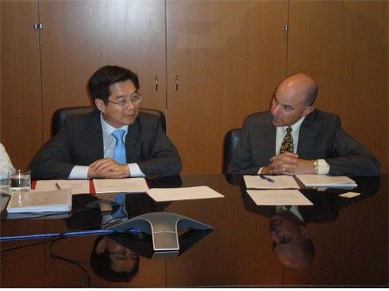 김호원(왼쪽) 특허청장이 8월2일 오후 1시30분(현지시각) 워싱턴DC에 있는 미국특허청에서 데이비드 카포스 미국특허청장과 한·미특허청장 회담을 갖고 있다.