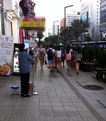 ▲ 김 할머니는 오전7시부터 오후7시까지 강남역에서 '알바'를 하는 고령자 알바생이다. 