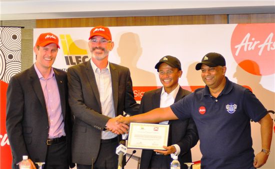▲9일 말레이시아 쿠알라룸푸르에서 토니 페르난데스 에어아시아그룹 회장(맨 오른쪽)과 아즈란 오스만-라니 에어아시아엑스 대표(오른쪽 두번째)가 ILFC 측과 만나 'A330-300' 6대의 임대에 동의했다.