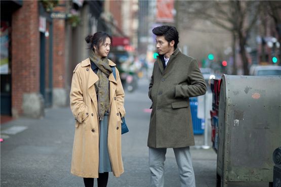 Actress Tang Wei (left) and actor Hyun Bin (right) face each other in a still shot from director Cho Sung-woo's film "Late Autumn" released on February 17, 2011. [Boram Entertainment]