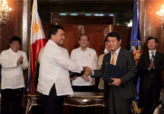 변상완 수은 부행장과 세사 푸리시마(Cesar Purisima) 필리핀 재무부 장관이 대외경제협력기금 차관계약에 서명한 뒤 기념촬영을 하고 있다.
