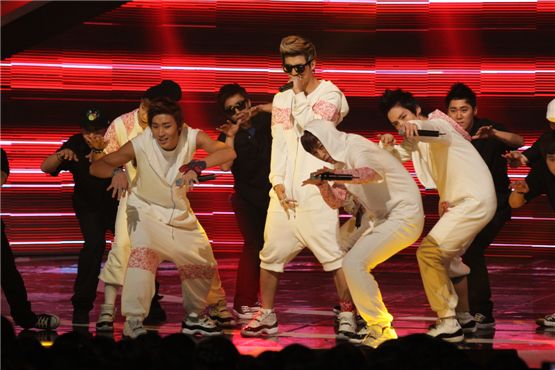 [PHOTO] B.A.P, BEAST bring their fans to their feet on Mnet's "M! CountDown" 