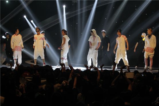 [PHOTO] B.A.P, BEAST bring their fans to their feet on Mnet's "M! CountDown" 