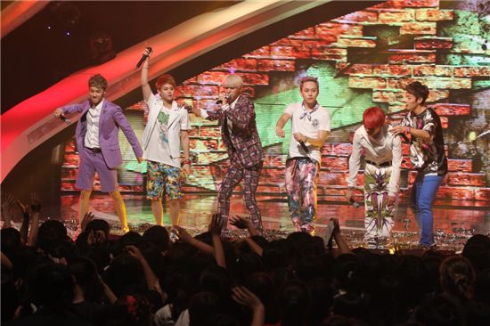 [PHOTO] B.A.P, BEAST bring their fans to their feet on Mnet's "M! CountDown" 