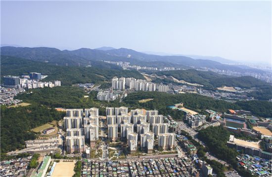 현대건설은 경기 성남시 중원구 중앙동의 삼남·삼창 아파트를 재건축해 총 1107가구의 대단지를 조성한다. 