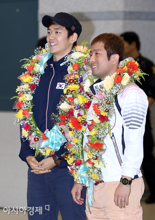 [포토] 귀국하는 이용대-정재성