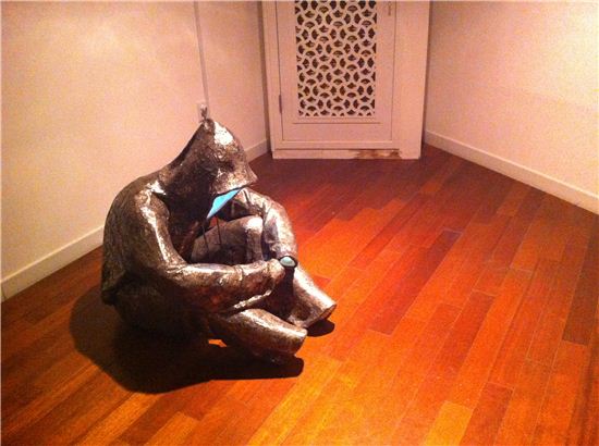 흐느껴 울고있는 투명인간, 스텐레스스틸, 딤머조명, 플라즈마 기법, 68*97*82cm, 2012