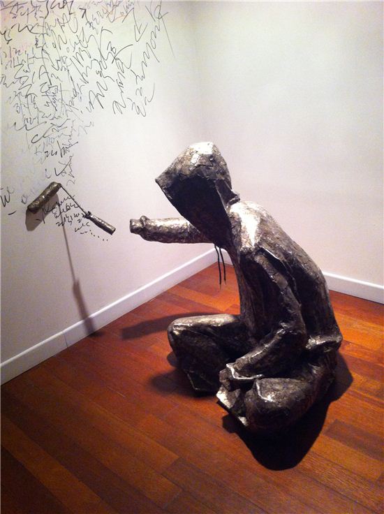 낙서하고 지우는 투명인간, 스텐레스 스틸, 플라즈마 기법, 97*72*95cm, 2012