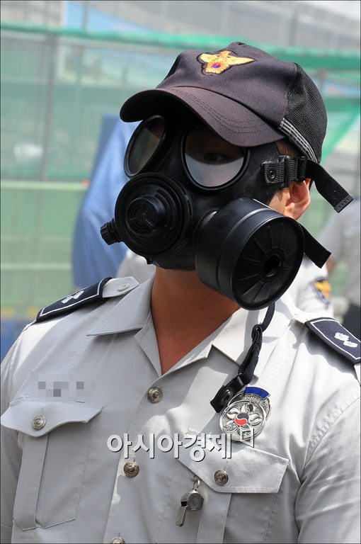 [포토]방독면 쓴 경찰관