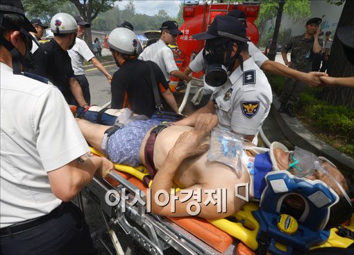 [포토]구조되는 공사 현장 근로자