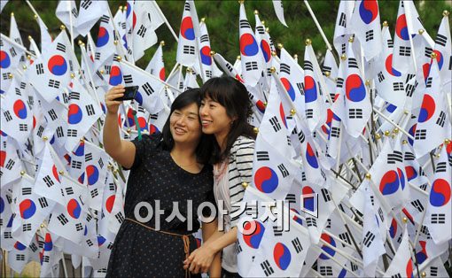 [포토]'태극기 나무아래에서 기념 사진 찰칵~'