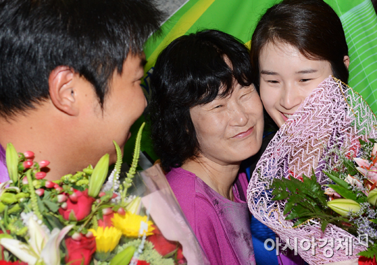 [포토] 오진혁 '(기)보배야, 다정한 모녀사이 보기 좋구나'