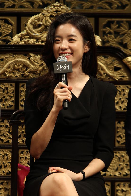 Actress Han Hyo-joo speaks to local media outlets at the press conference for her 1st historical film "Masquerade" held in Seoul, South Korea on August 13, 2012. [Lee Ki-won/10Asia]