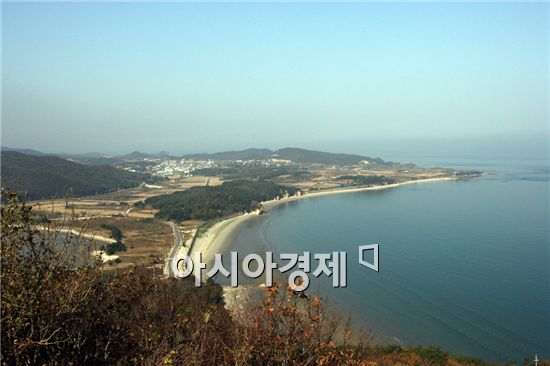 백령도 용기원산에서 바라본 진촌 일대 전경. /사진제공=인천시