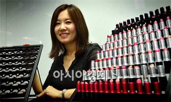 [파워女星⑬]올 블랙의 그녀, 유통가 脈을 짚다