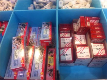 ▲서울역 롯데마트가 여행상품 1000원 균일가 코너로 매대를 설치해 치약, 샴푸 등과 함께 '콘돔'을 판매하고 있다.