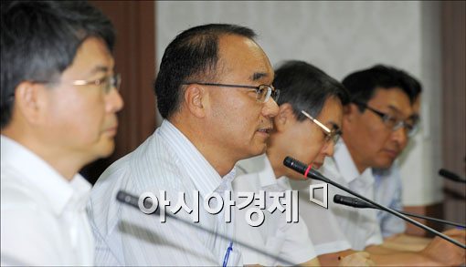 [포토]물가관계장관회의 참석한 박재완 장관