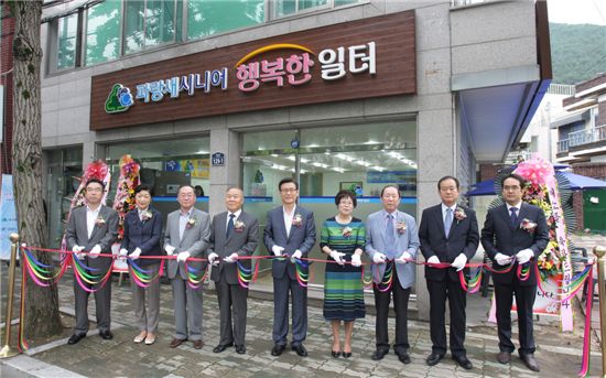 ▲14일 오전 대구 수성구에 위치한 ‘파랑새시니어 행복한 일터’ 개소식에 참석한 하춘수 회장(사진 가운데)과 관계자들이 기념촬영을 하고 있다.(출처: DGB금융)