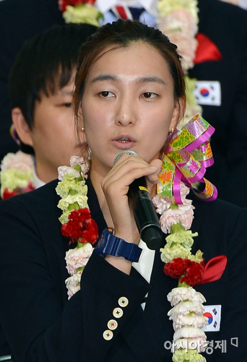 [포토] 취재진 질문에 답하는 황경선